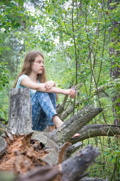 Verão Uma Menina Senta Uma Floresta Pinheiro Caído — Fotografia de Stock