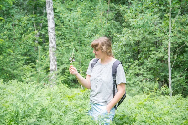 Létě Dívka Kapradí Sedí Lese Jasného Slunečného Dne Drží Květinu — Stock fotografie