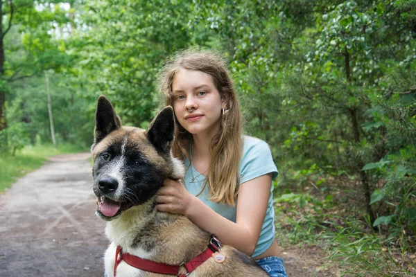 Våren Solig Dag Kramar Liten Rolig Flicka Hund — Stockfoto