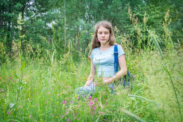 Sommaren Eftermiddag Sitter Flicka Skog Blomsteräng — Stockfoto