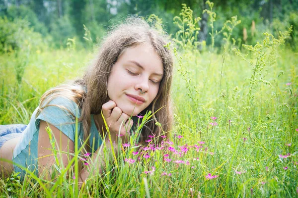 Verão Uma Menina Com Olhos Fechados Encontra Prado Flores — Fotografia de Stock