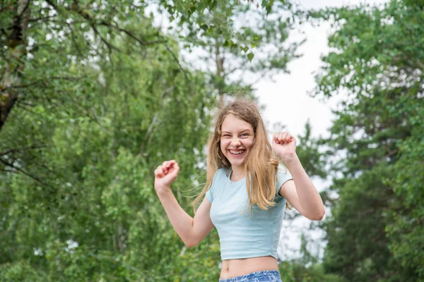 Létě Jasného Slunečného Dne Stojí Radostná Šťastná Dívka — Stock fotografie