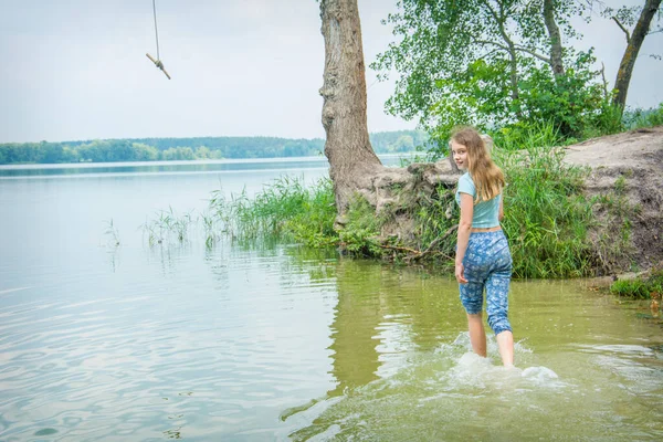 Tarde Verão Uma Adolescente Fica Joelhos Lago Água — Fotografia de Stock