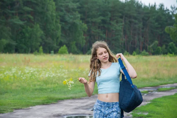 Létě Cestuje Puberťačka Kráčí Cestě Batohem Ramenou Kyticí Květin — Stock fotografie