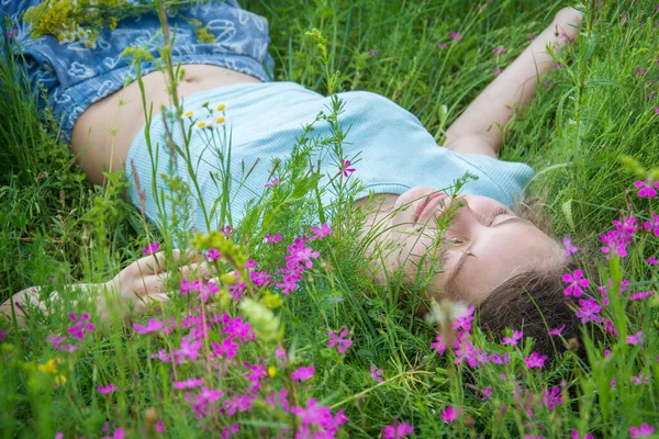 Zomermiddag Ligt Een Meisje Een Bos Een Bloemenweide — Stockfoto