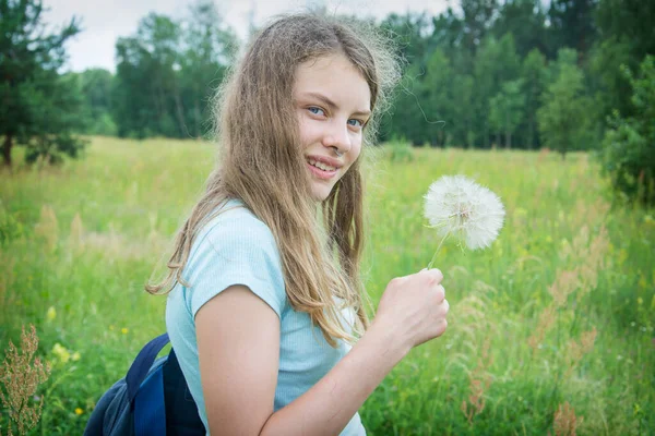 Sommar Utomhus Porträtt Romantisk Flicka Med Stor Fluffig Maskros Barnet — Stockfoto