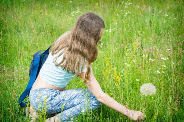 大きなふわふわタンポポを持つロマンチックな女の子の夏の屋外の肖像画 子供は手に乾いたタンポポを持っています ソフトフォーカス — ストック写真