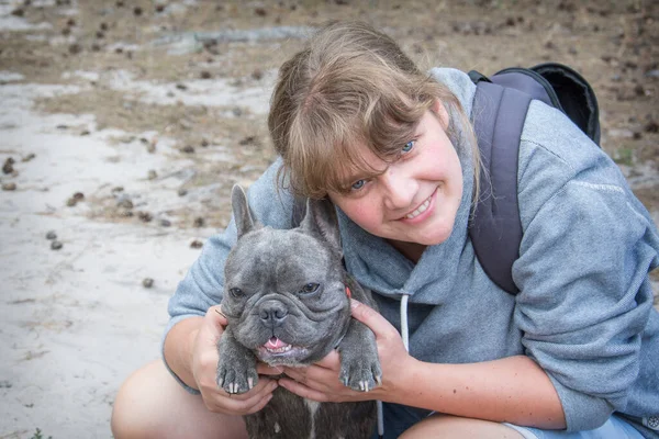 Het Voorjaar Een Zonnige Dag Kust Een Klein Grappig Meisje — Stockfoto