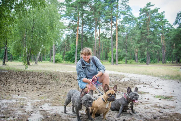 Floresta Outono Uma Ligirl Brinca Com Três Bulldogs Franceses Ela — Fotografia de Stock