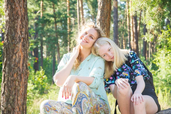 Zomer Een Zonnige Dag Zitten Moeder Dochter Vrolijk Een Boomstam — Stockfoto