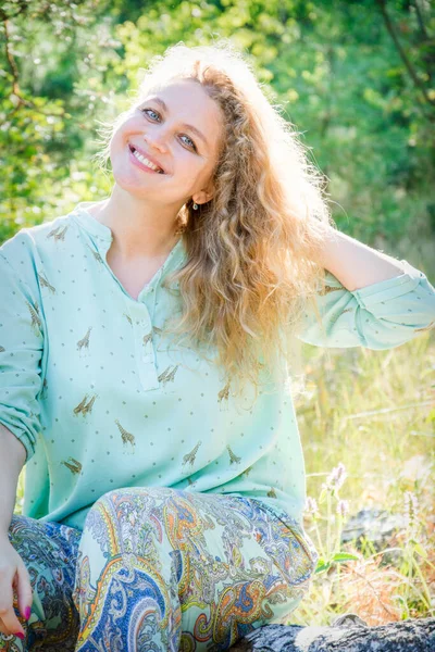 Zomer Een Zonnige Dag Zit Een Vrolijke Vrouw Met Los — Stockfoto