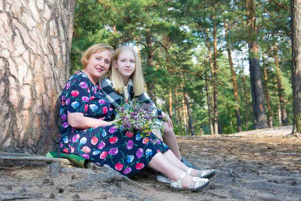 Verano Día Soleado Brillante Bosque Abuela Nieta Sientan Bajo Pino — Foto de Stock