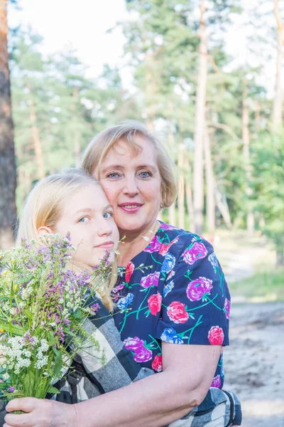 Brillante Día Soleado Verano Bosque Una Abuela Feliz Nieta Con — Foto de Stock