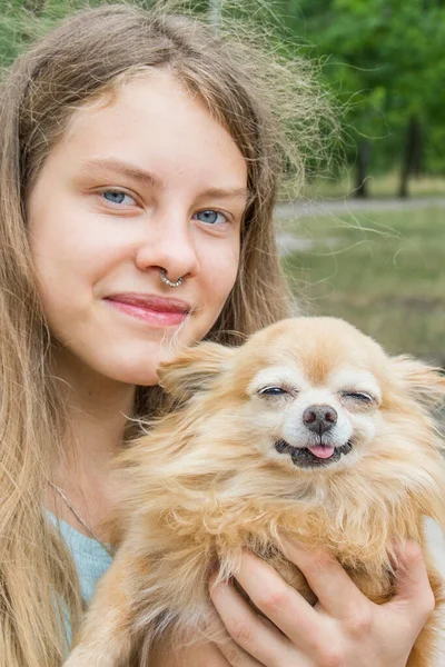 Dia Verão Brilhante Floresta Uma Menina Segura Cão Seus Braços — Fotografia de Stock