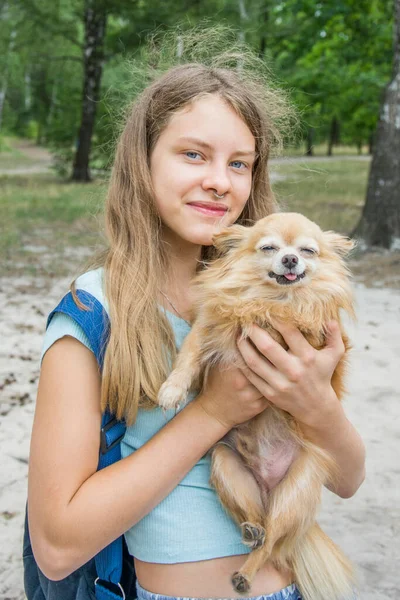 Ljus Sommardag Skogen Håller Flicka Hund Famnen Ler — Stockfoto