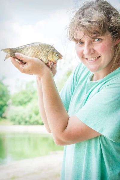 Verano Día Soleado Brillante Mientras Que Pesca Chica Pelo Rizado — Foto de Stock