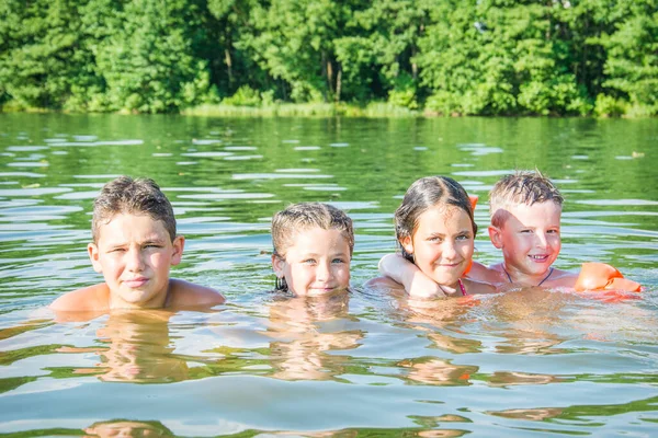 Verano Día Soleado Brillante Cuatro Niños Pequeños Nadan Lago Solo — Foto de Stock