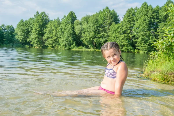 Влітку Озері Світлий Сонячний День Воді Сидить Маленька Дівчинка Кісками — стокове фото