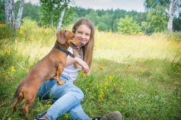 Verão Campo Dia Ensolarado Brilhante Uma Menina Caminha Com Seu — Fotografia de Stock