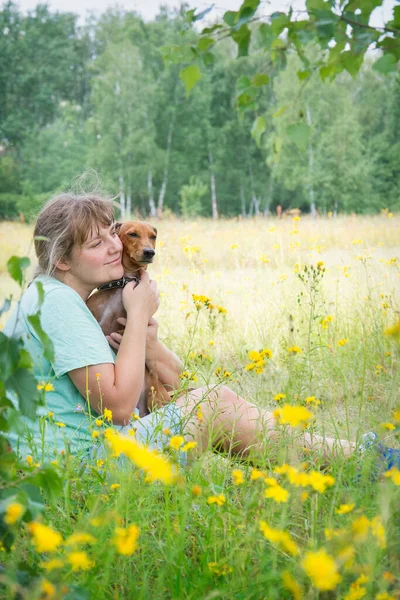 Sommaren Ett Fält Solig Dag Går Flicka Med Sin Tax — Stockfoto