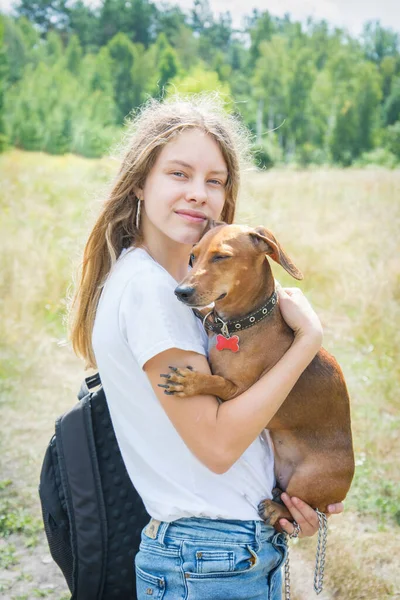 Verão Campo Dia Ensolarado Brilhante Uma Menina Caminha Com Seu — Fotografia de Stock