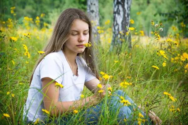 Zomermiddag Het Veld Zit Een Meisje Gele Bloemen — Stockfoto
