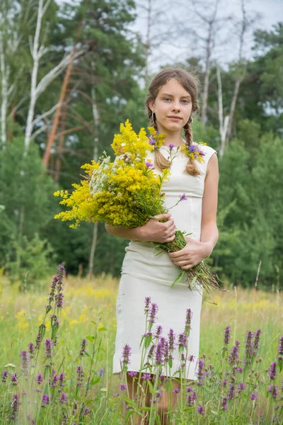 Estate Una Ragazza Piedi Sul Campo Tiene Mano Mazzo Fiori — Foto Stock