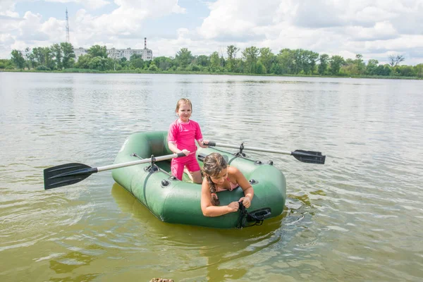 Hot Summer Day Two Little Girls Swim Boat — Stock Photo, Image