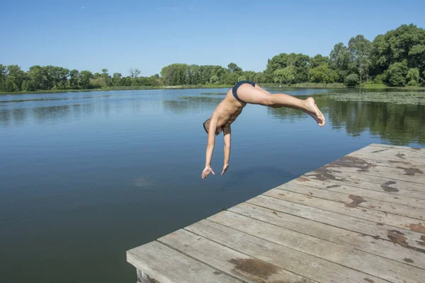 Dia Quente Verão Menino Mergulha Rio Uma Ponte — Fotografia de Stock