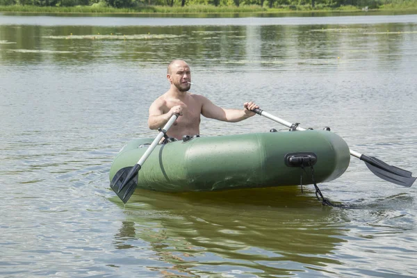 Sommer Einem Sonnigen Tag Fährt Ein Mann Einem Schlauchboot Den — Stockfoto