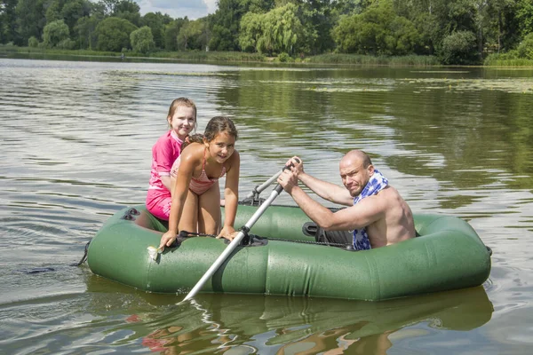 Recreación Verano Día Soleado Hombre Con Dos Hijas Flota Río — Foto de Stock