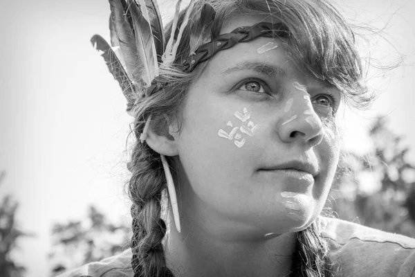 Indian Girl Feathers Her Head War Paint Close Black White — Stock Photo, Image