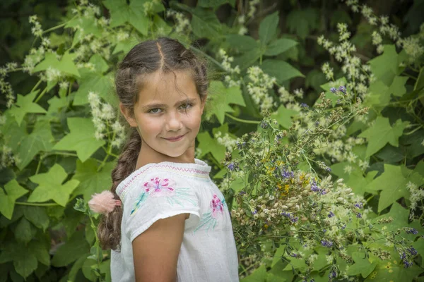 Kluk Drží Kytku Dívka Roztomilé Rozkošné Dospívající Oblečené Venkovské Rustikální — Stock fotografie