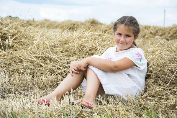 Een Bewolkte Zomerdag Zit Een Klein Meisje Het Hooi Een — Stockfoto