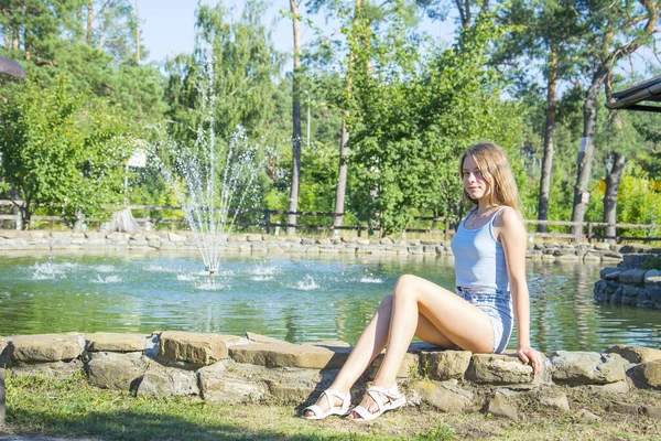 Summer Bright Sunny Day Girl Sits Fountain — Stock Photo, Image