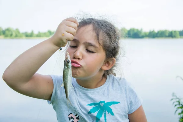 Zomermiddag Rivier Een Visreis Kust Een Meisje Een Gevangen Vis — Stockfoto