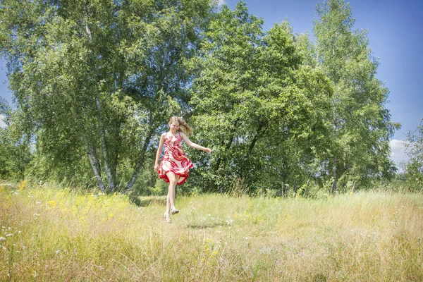 Létě Jasného Slunečného Dne Kvetoucím Poli Stojí Dívka Jasně Červených — Stock fotografie