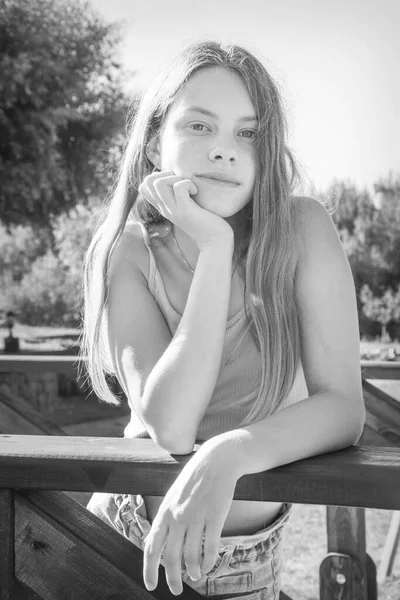 Summer Beautiful Attractive Girl Stands Bridge Black White Photo — Stock Photo, Image