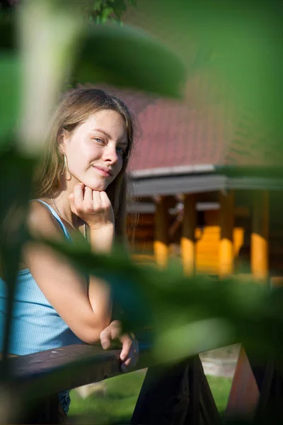 Sommaren Ljus Solig Dag Står Vacker Flicka Byn Nära Ett — Stockfoto