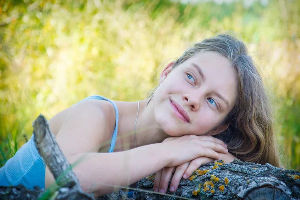 Zomer Een Zonnige Dag Natuur Ligt Een Meisje Een Dennenboom — Stockfoto