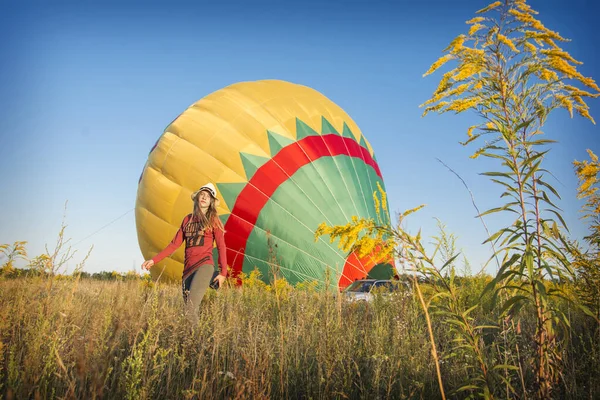 Summer Bright Sunny Day Girl Take Hot Air Balloon Field — Stock Photo, Image