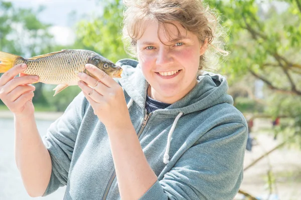 Nyáron Egy Fényes Napon Miközben Horgásztam Lány Fogott Egy Nagy — Stock Fotó