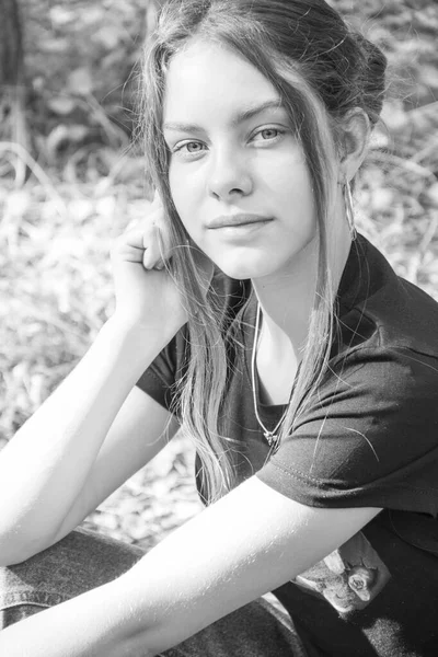 Verão Dia Ensolarado Brilhante Floresta Uma Menina Senta Grama Foto — Fotografia de Stock