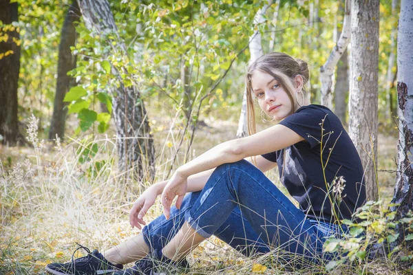 Sommaren Solig Dag Skogen Sitter Flicka Nära Ett Träd Gräset — Stockfoto