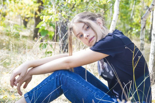 Estate Una Luminosa Giornata Sole Nella Foresta Una Ragazza Siede — Foto Stock