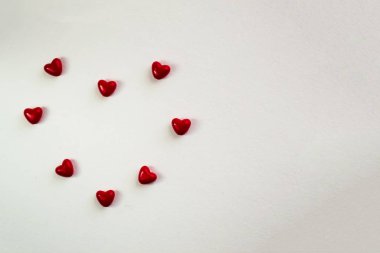 Kalp dekor beyaz bir tablo ile Sevgililer günü kartı. Tebrik için alan ile üstten görünüm.