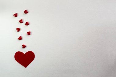 Sevgililer günü kalpleri beyaz zemin üzerinde. Mutlu anlar. Üstten görünüm ile yer senin tebrik için. Kopya alanı ile Sevgililer günü dekorasyon