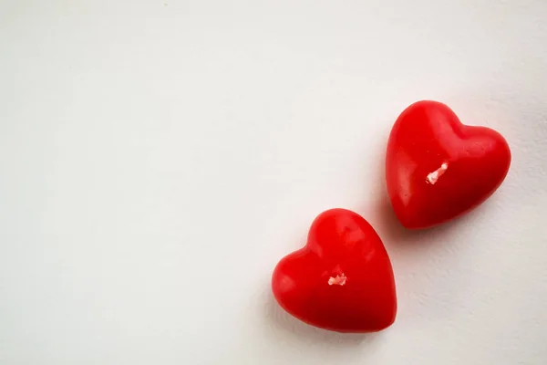 Sevgililer günü arka plan ile bir kalp, beyaz bir tablo, düz yatıyordu keçe büyük kalpler kenarlığını şeklinde kırmızı mumlar