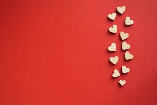 Sevgililer günü aşk güzel. Kalp kırmızı bir arka plan üzerinde toplu olarak bir ağaçtan. Metin için bir yer. Kalp Sevgililer konsepti için