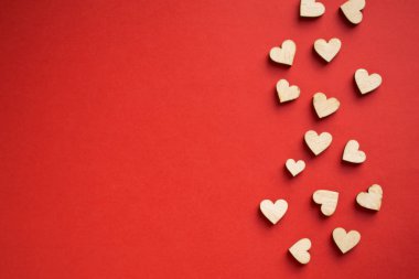 Kırmızı arka plan ile ahşap kalpler, tebrikler için metni için bir yer. Sevgililer günü kavramı.